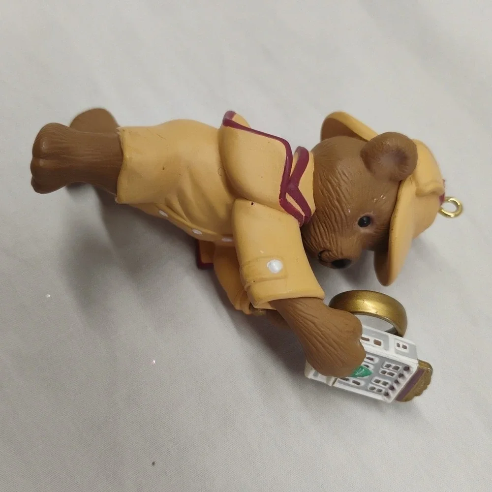 Hallmark 1994 Holiday Pursuit Bear Detective Christmas‎ Tree Ornament